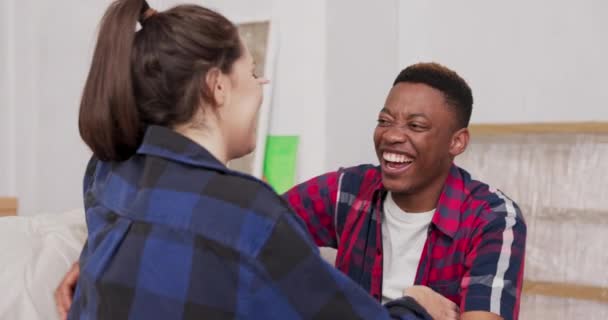 Jóvenes estudiantes enamorados, dos amigos disfrutando celebrando la felicidad compartiendo la alegría de comprar un nuevo apartamento abrazándose entre sí sonriendo, una hermosa mujer con el hombre — Vídeo de stock