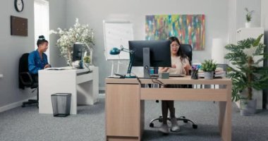 Şakalar, şirkette şakalar, ofiste bilgisayarların önünde oturan kızlar, çalışmaktan sıkılmış birbirlerine kağıt uçaklar fırlatmaya başlıyorlar, gülüyorlar, eğleniyorlar, gevşiyorlar.