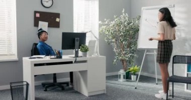 İstatistik bürosunun çalışanları konferanslar için hazırlanan tabloya son rötuşları yaptılar, projeyi bitirdiler, kızlar yapılan işten memnunlar, çak bir beşlik.