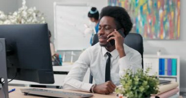 Beyaz gömlekli, siyah kravatlı gülümseyen adam masada oturmuş iş numaralarını arıyor. Mutluluk hakkında bilgi topluyor. Yumruk darlığı ile zafer kazanılıyor.