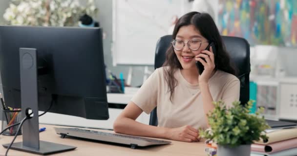 Spokojen s prací mladá dívka tráví dopoledne v kanceláři věnovat se povinnostem telefonování s klientem objednání hovor příjemně zvedá volající hledá informace na počítači — Stock video