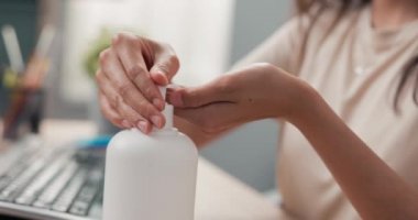 Bilgisayarda çalışmaya başlamadan önce bir kadının ellerini dezenfekte etmesi, hijyen bakımı, bakterilere karşı koruma, virüsler, şirkette güvenlik.