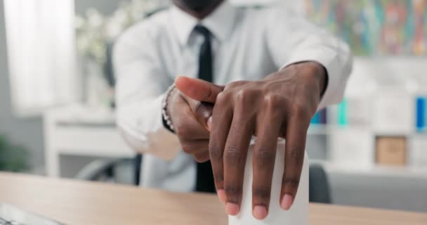 Man in wit shirt en stropdas knijpt vloeistof uit dispenser, desinfecteert handen voor het aanraken van computer toetsenbord kantoor hygiëne en veiligheid — Stockvideo