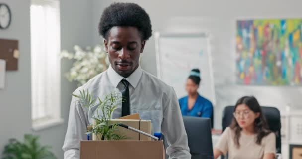 Чоловік з афро-волоссям кидає роботу компанії виходить з офісу з речами, упакованими в коробку, корпорація залишає обов'язки виходить з соціального залу — стокове відео
