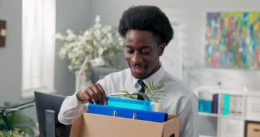 Beyaz tişörtlü yakışıklı adamlar, afro saçlı işlerinden ayrılıyorlar, kutudaki eşyalarla ofisten çıkıyorlar, şirketten ayrılıyorlar, sorumluluklarını bırakıyorlar, emekli oluyorlar, sosyal odayı terk ediyorlar, mutlular.