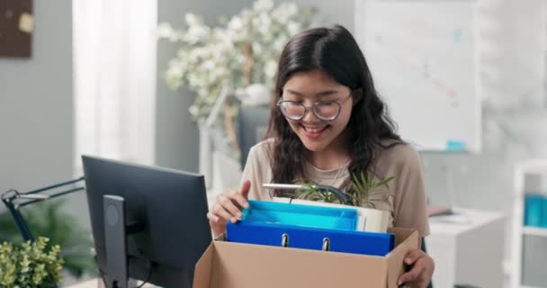 Mulher bonita com coreano beleza asiática recebe uma promoção no escritório, muda de posição, carrega suas coisas embaladas em uma caixa, move-los, deixar o trabalho, ela está feliz sorrindo, deixa a empresa — Vídeo de Stock