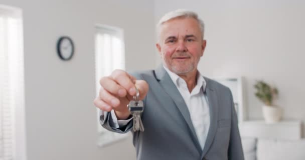 Schuss Wohnungsschlüssel auf Handfläche in Richtung Kamera ausgestreckt, grauhaariger älterer Mann im Anzug übergibt Schlüssel, Immobilienmakler, Wohnungseigentümer gibt Raum zur Nutzung — Stockvideo