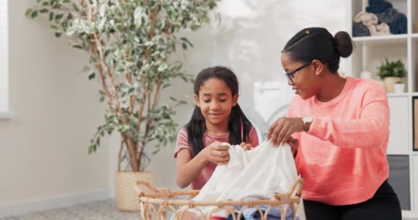 La hija ayuda a la madre con las tareas domésticas, las mujeres clasifican la ropa, doblan la ropa, los preparan para el secado, pasan tiempo juntos en el baño hablando sonriendo — Vídeos de Stock