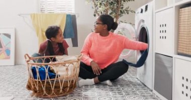 Neşeli kadın, ev işleri yaparken kızıyla vakit geçirir. Çamaşırları birlikte sıralarlar, renkli eşyaları çamaşır makinesine atarlar. Küçük kız annesine sarılır ve ona yardım ettiği için teşekkür eder.