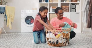 Güzel kız annemi çamaşır yıkarken rahatsız ediyor, bir kadınla vakit geçirmek istiyor, oynuyor, kızı kıyafetlerini sepetten atıyor, onları fırlatıyor, gülüyorlar, şakalaşıyorlar.