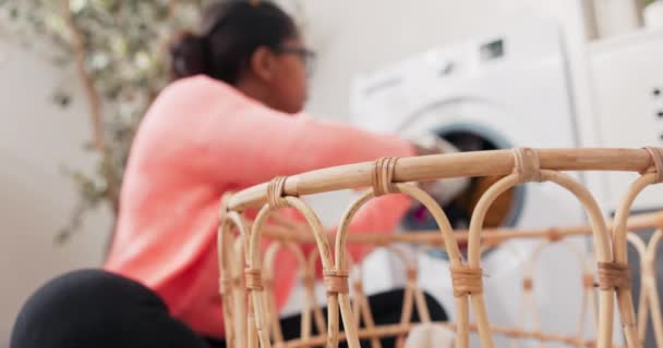 Meisje zit op de badkamervloer, wasruimte haalt kleren uit rieten mandje, doet wasgoed in, spint, spoelt, sorteert dingen in wasmachine, huishoudelijke klusjes — Stockvideo