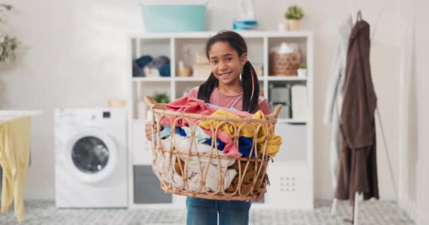 Lächelndes hübsches Mädchen steht in der Mitte des Badezimmers, Waschküche, hält einen großen Weidenkorb mit bunten Kleidern in Händen, Tochter hilft Mutter bei der Hausarbeit — Stockvideo