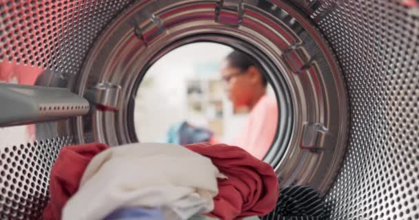세탁기 드럼통 안에서 한 여성 이 문을 열고 색칠 된 옷을 안에 넣고 셔츠와 청바지를 세탁하고 문을 닫고 걸어 나간다 — 비디오