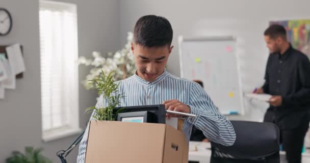 Ambitieuze, hardwerkende jongen krijgt promotie in bedrijf, nieuwe baan, functie, man checkt of hij al zijn spullen in kartonnen doos verpakt, glimlacht ontwikkelt carrière — Stockvideo