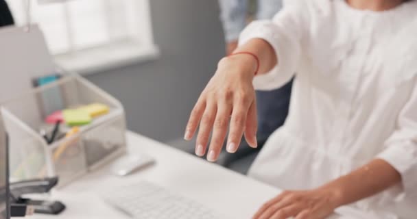 Mãos de diferentes nacionalidades, cores de pele, empilhados um em cima do outro sobre a mesa do escritório, um acordo, uma equipe unida, trabalhando juntos, uma aposta, tudo por um — Vídeo de Stock