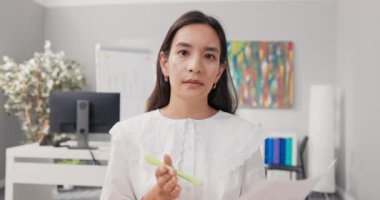 Muhasebeci ofiste oturup patronla görüntülü bir konuşma yapıyor. Kontratın detaylarını sorguluyor. Belgeleri tutuyor.