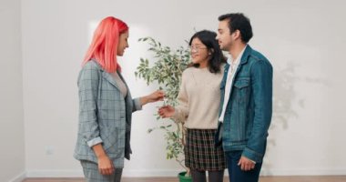 Emlakçı, apartman sahibi ve kiralık ev arayan genç bir çiftle buluşup şehir merkezinden alışveriş yapmak için ev sigortacısı, ev denetleyicisi ve selamlaşmada el sıkışan kadınlarla görüşeceğim.