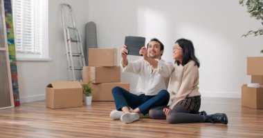 Aşıklar yeni alınmış bir dairede yerde oturuyorlar. Zarif giyimli bir adam elinde tablet bir çiftle internet üzerinden aileleriyle sohbet ediyor. Kameraya daireye taşınmakla ilgili el sallıyorlar.