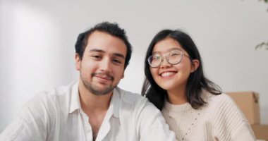 Aşıklar yeni alınmış bir dairede yerde oturuyorlar. Zarif giyimli bir adam elinde tablet bir çiftle internet üzerinden aileleriyle sohbet ediyor. Kameraya daireye taşınmakla ilgili el sallıyorlar.
