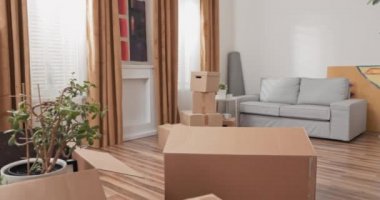 Kardeşler, karton kutularda taşınırken oynarlar. Yeni apartman yenileme, kiralık ev. Eşyaların arasına saklanırlar.