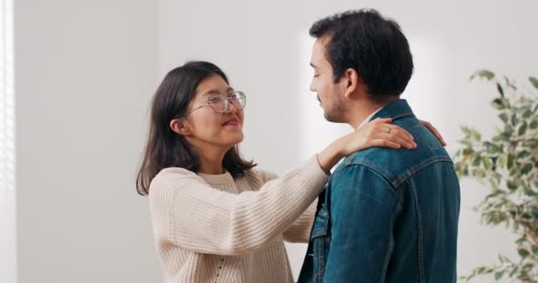 Romantická scéna dvou zamilovaných lidí stojících uprostřed prázdného bytu, pár se nastěhoval do nového domu, objímají se a radostně se na sebe dívají — Stock video