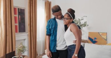 Birbirine aşık bir çift yeni bir apartman dairesine taşınır. Karton kutular ve dolu eşyalar oturma odasında durur. Adam sevgilisini kucaklar.