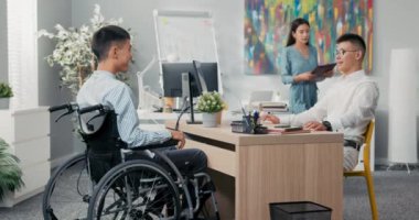 Patronun kadın sekreteri ona CV sözleşmesi getiriyor. Tekerlekli sandalyedeki engelli bir adamın iş görüşmesi var. Gözlüklü bir müdürle görüşüyor.