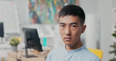 Koreli Japon Asyalı bir adamın yüzüne yakından bakınca, kameraya siyah gözlerle bakıyor, iç geçiriyor, üzgün, kızgın, hayal kırıklığına uğramış, işsiz kalmış, işini kaybetmiş, başarısız olmuş.