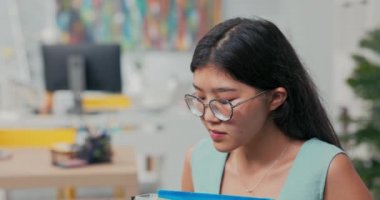 Üzüntülü, hüzünlü, gözlüklü genç bir kadın şirketteki işinden ayrıldı, engelli, hastalıklı, tekerlekli sandalyeden, işverenin adaletsizliğinden, patrondan, işsizlikten kovuldu.