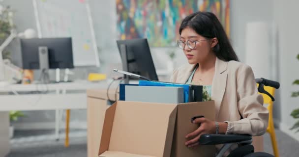 Triste desilusionada joven decepcionada con gafas con dolor deja su trabajo en la empresa, fue despedida por discapacidad, enfermedad, silla de ruedas, injusticia del empleador, jefe, desempleo — Vídeos de Stock