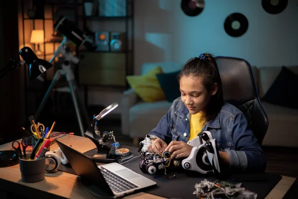 El adolescente se centra en ensamblar robots, conectar electrónica, jugar con cables de colores, preparar el proyecto escolar para una exposición, competencia, desarrollar una pasión por la robótica Fotos De Stock