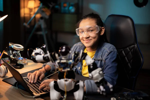 Montage van robotonderdelen. Een kind dat geïnteresseerd is in robotica bouwt zijn eigen speelgoed, trekt aan de kabels, monteert het elektronische besturingssysteem. Rechtenvrije Stockfoto's