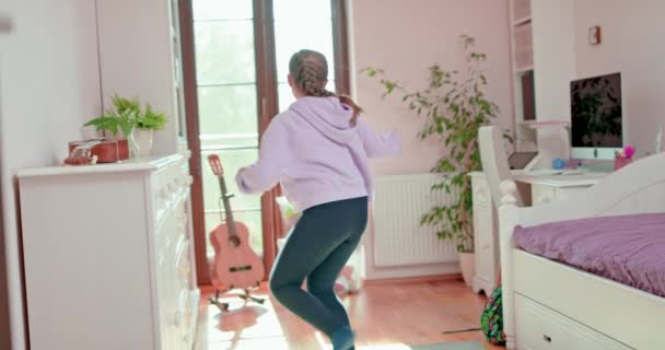 Девочка-подросток танцует в своей спальне — стоковое видео