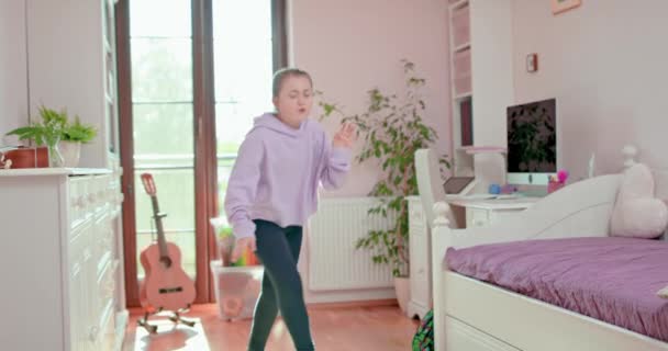 Девочка-подросток танцует и поет в своей спальне — стоковое видео