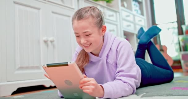 Teen girl smiles while types on the tablet. — Stock Video
