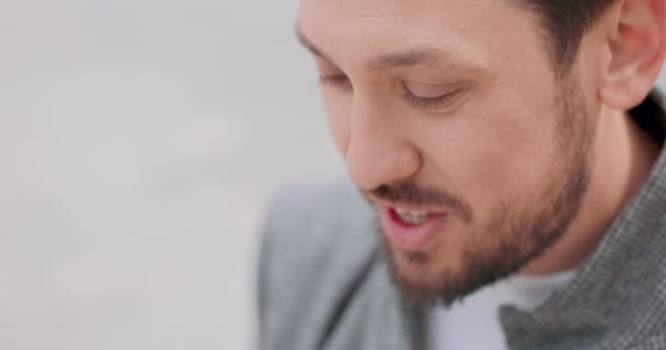 Close-up van jonge mannen gezicht, met snorren en een baard, die gladstrijkt de — Stockvideo