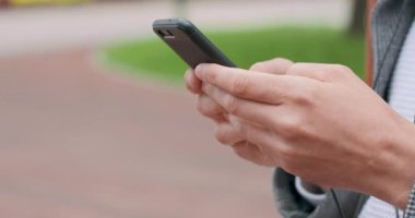 Sırtını direğe dayayıp akıllı telefon kamerasıyla mesaj yazan genç adamların ellerine yakın çekim yapmak soldan sağa hareket etmektir.