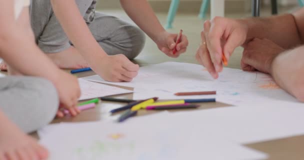 Nahaufnahme eines kleinen Jungen und eines kleinen Mädchens, und ihr Vater zeichnet — Stockvideo