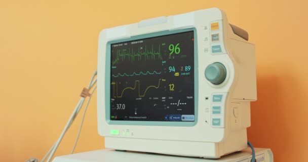 Fechar os sinais vitais monitor ligado, durante a cirurgia sobre o cão no hospital veterinário Mostra funções ativas parede laranja no fundo — Vídeo de Stock