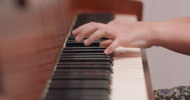 Kız ellerine yakın çekim, odasında, evinde klasik piyano çalmak, müzik dersi sırasında.