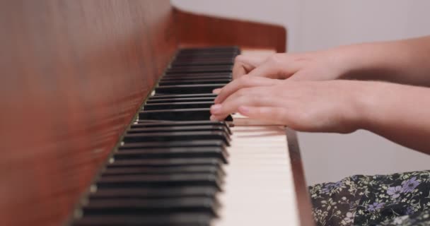 Primer plano de las manos de las niñas, tocando el piano clásico en su habitación, casa, durante el entrenamiento de la lección musical — Vídeos de Stock