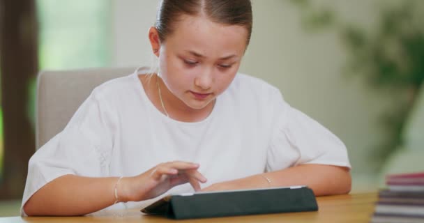 Primer plano centrado chica adolescente en el escritorio, la tableta de desplazamiento Primer plan y backgroung están borrosas — Vídeo de stock