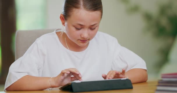 Närbild fokuserad tonåring flicka vid skrivbordet, skriver på tablett Första planen och backgroung är suddig — Stockvideo