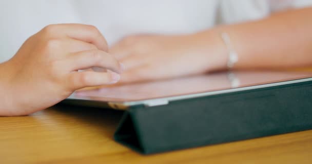 Close-up mãos focadas de menina adolescente, com pulseiras nos pulsos, que está escrevendo no tablet Tablet está na mesa — Vídeo de Stock
