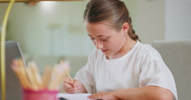 Fille adolescente concentrée fermée, au bureau, fait des tâches dans le classeur et les vérifie sur des crayons d'ordinateur portable, lampe hors foyer Le fond est flou Photo de côté — Video