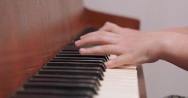 Kız ellerine yakın çekim, odasında, evinde klasik piyano çalmak, müzik dersi sırasında.