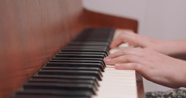 Kız ellerine yakın çekim, odasında, evinde klasik piyano çalmak, müzik dersi sırasında. — Stok video