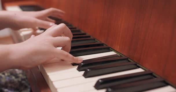 Kız ellerine yakın çekim, odasında, evinde klasik piyano çalmak, müzik dersi sırasında. — Stok video