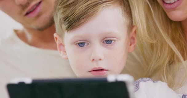 Închideți băiatul caucazian care stă pe canapea cu tabletă și se uită la desene animate se distrează acasă cu activitate online de control parental, generație de suprasolicitare dependentă de conceptul de gadget-uri — Videoclip de stoc