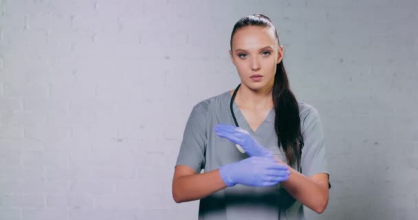 Confident doctor standing arms crossed Confident smilling young woman doctor Intern Doctor Young pretty woman in white clothes with a phonendoscope posing and smiling — Stock Video